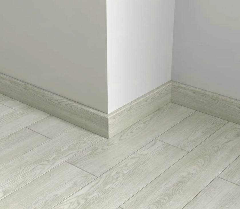 Плинтус Alpine Floor Parquet Light Дуб Арктик SK 13-4 2200×80×12,5 фото в интерьере
